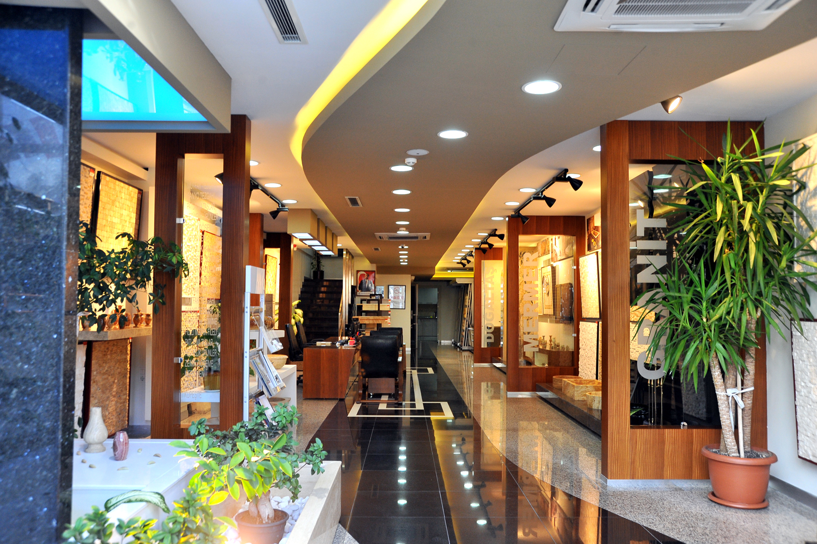 Renktaş Mermer Ekibi ve Çalışma Ortamı